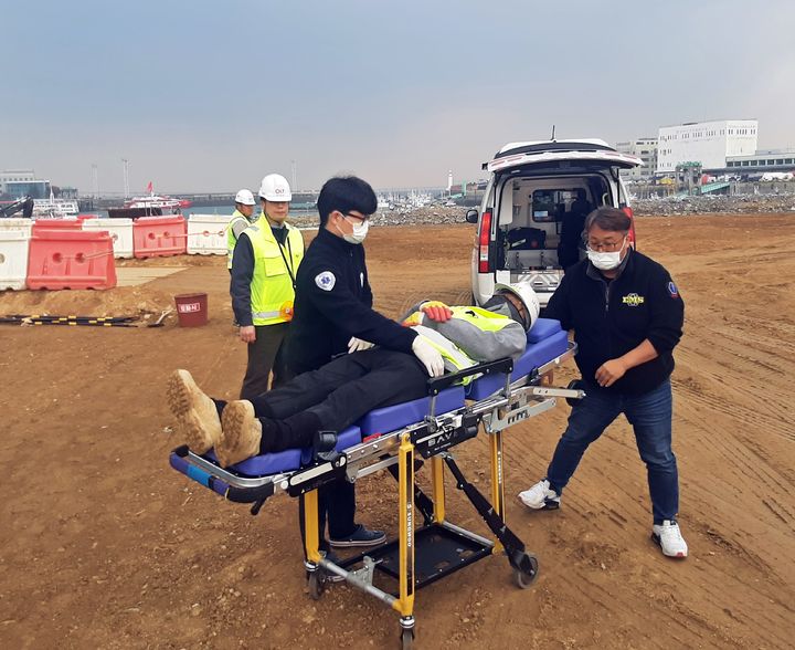 [인천=뉴시스] 재난대응훈련을 실시하고 있다. (사진=인천항만공사 제공) 2024.11.24. photo@newsis.com *재판매 및 DB 금지