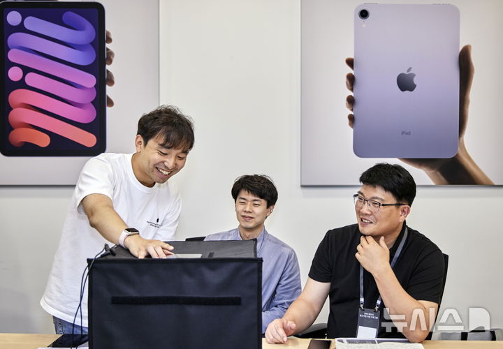 [포항=뉴시스] 송종욱 기자 = 포항 Apple 제조업 R&D 지원센터는 26~28일 사흘간 중소 제조기업의 스마트 팩토리 구축 지원 프로그램인 'SME WEEK'를 운영한다. 사진은 스마트 데이터랩 머신 러닝과 비전 수업 모습. (사진=포항시 제공) 2024.11.24. photo@newsis.com 