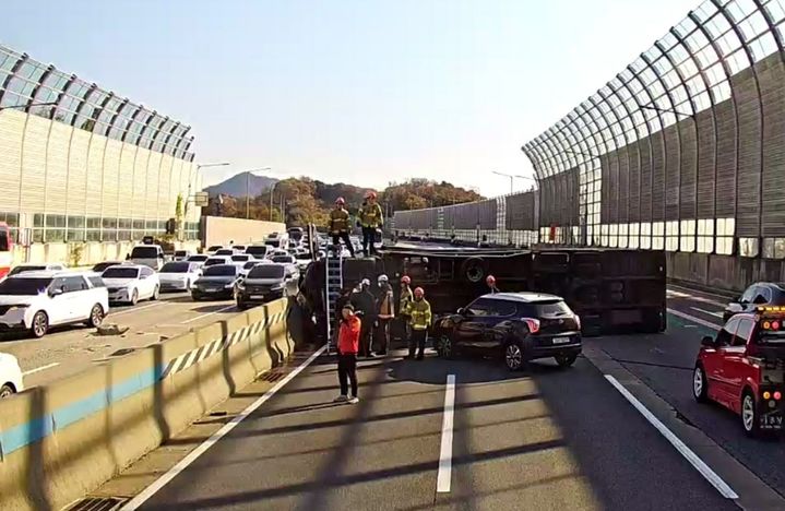 [시흥=뉴시스] 24일 오후 1시9분께 경기 시흥시 조남동 수도권제1순환고속도로에서 사고가 발생했다. (사진=경기도소방재난본부 제공) 2024.11.24. photo@newsis.com *재판매 및 DB 금지