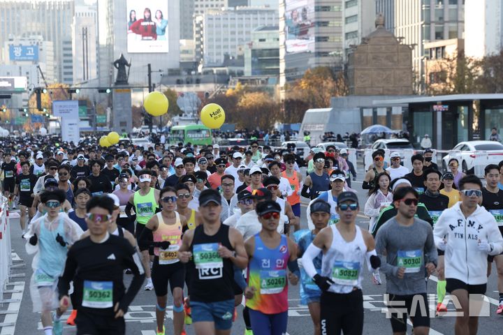 [서울=뉴시스] 김명년 기자 = 24일 오전 서울 종로구 세종대로에서 열린 서울 YMCA 마라톤대회에서 참가자들이 힘차게 달리고 있다. 2024.11.24. kmn@newsis.com