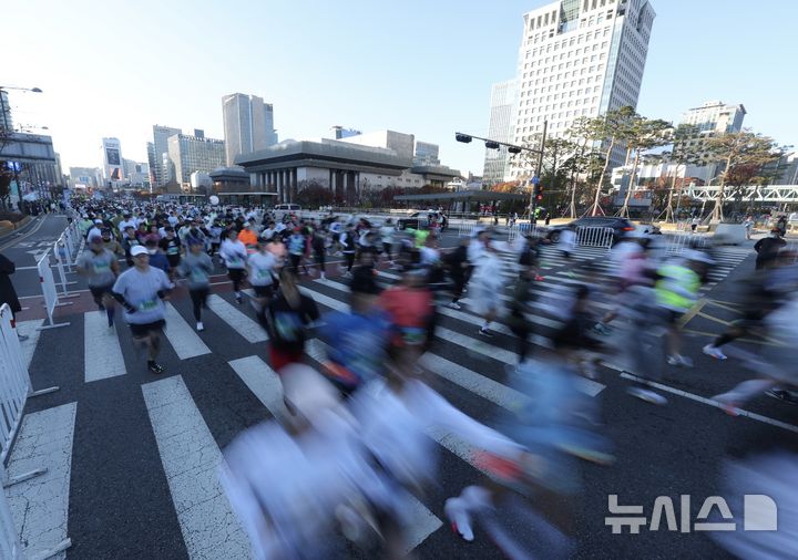 [서울=뉴시스] 김명년 기자 = 24일 오전 서울 종로구 세종대로에서 열린 서울 YMCA 마라톤대회에서 참가자들이 힘차게 달리고 있다. 2024.11.24. kmn@newsis.com