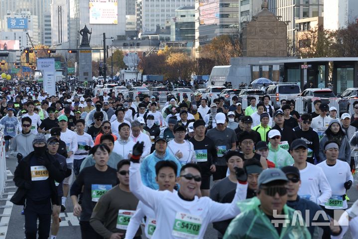 [서울=뉴시스] 김명년 기자 = 24일 오전 서울 종로구 세종대로에서 열린 서울 YMCA 마라톤대회에서 참가자들이 힘차게 달리고 있다. 2024.11.24. kmn@newsis.com