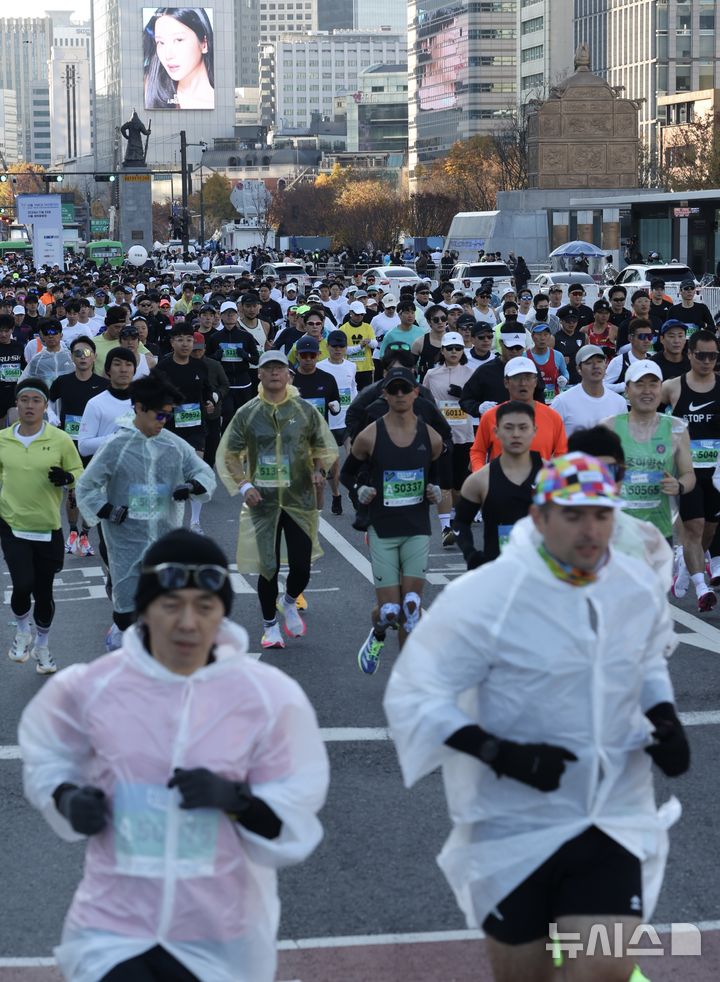 [서울=뉴시스] 김명년 기자 = 24일 오전 서울 종로구 세종대로에서 열린 서울 YMCA 마라톤대회에서 참가자들이 힘차게 달리고 있다. 2024.11.24. kmn@newsis.com