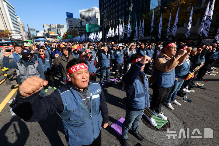 [서울=뉴시스] 김명년 기자 = 전국택배노동조합 조합원들이 24일 오후 서울 중구 서울역 4번출구 앞에서 전국택배노동자대회를 열고 구호를 외치고 있다. 2024.11.24. kmn@newsis.com