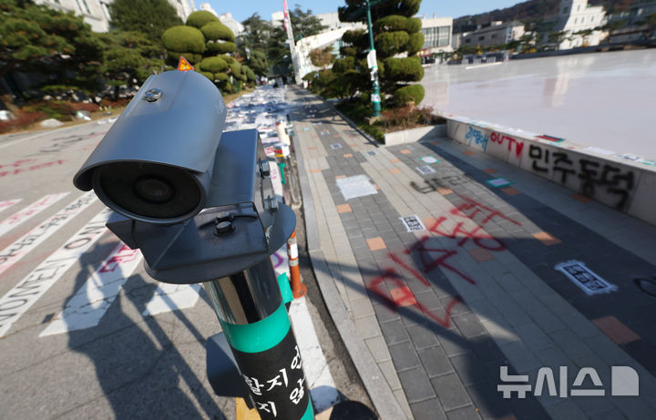 [서울=뉴시스] 김명년 기자 = 24일 오후 서울 성북구 동덕여대에 설치된 CCTV 뒤로 공학 전환 반대 래커칠이 보이고 있다. 2024.11.24. kmn@newsis.com