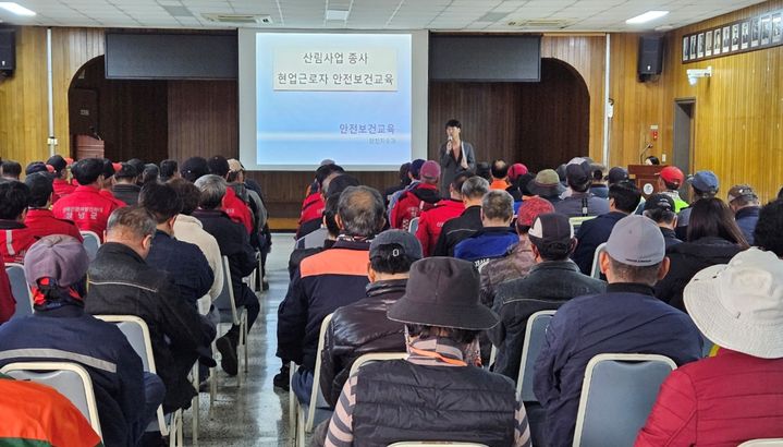 [창녕=뉴시스] 산림사업장 근로자 대상으로 안전보건교육을 실시하고 있다. (사진=창녕군 제공) 2024.11.25. photo@newsis.com *재판매 및 DB 금지