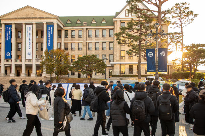 2025학년도 한양대 논술고사를 응시하는 수험생들이 논술고사 장소로 향하고 있다. (사진=한양대 제공) *재판매 및 DB 금지