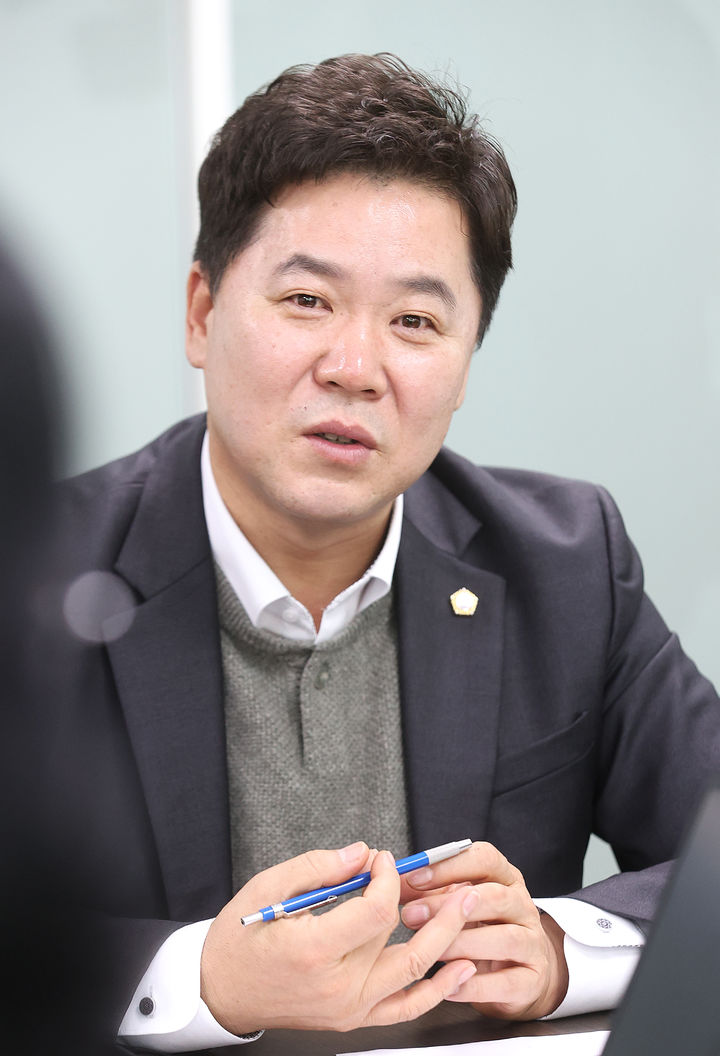 [수원=뉴시스] 경기도의회 김성수 경기도청 예산결산특별위위원회 위원장이 25일 출입기자단과 인터뷰를 하고 있다. (사진=경기도의회 제공) 2024.11.25. photo@newsis.com *재판매 및 DB 금지