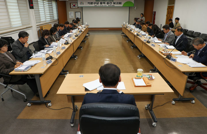 전북 진안군은 지난 22일 군청 상황실에서 명품홍삼 집적화단지(전체시설) 조성사업 기본구상 용역 중간 보고회를 개최했다고 25일 밝혔다. *재판매 및 DB 금지