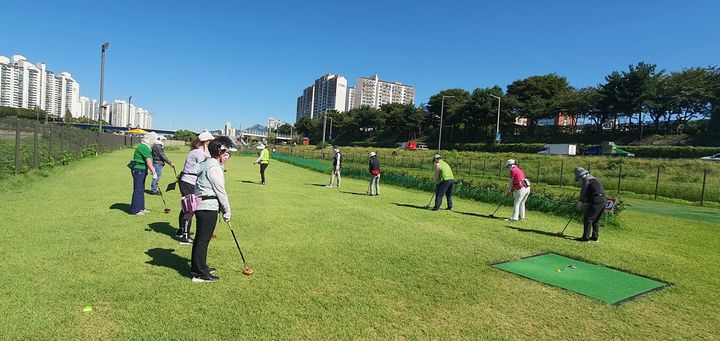 [서울=뉴시스] 중랑천 둔치 중랑구립파크골프장. 2024.11.25. (사진=중랑구 제공) *재판매 및 DB 금지