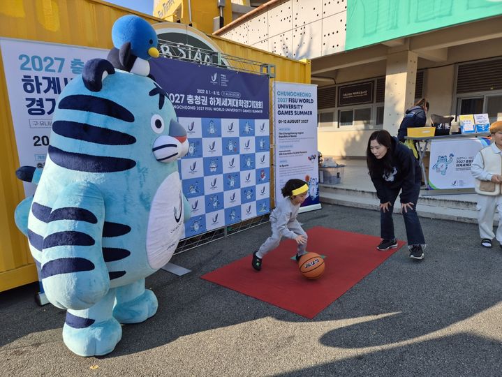 [대전=뉴시스]2027 충청 세계U대회 조직위가 23~24일 충청권 프로스포츠 구단과의 연계를 통해 홈경기 일정에 맞춰 스포츠매니아층을 대상으로 대회를 알리는 프로모션을 진행했다. (사진=충청 세계U대회 조직위 제공). 2024. 11. 25 photo@newsis.com *재판매 및 DB 금지