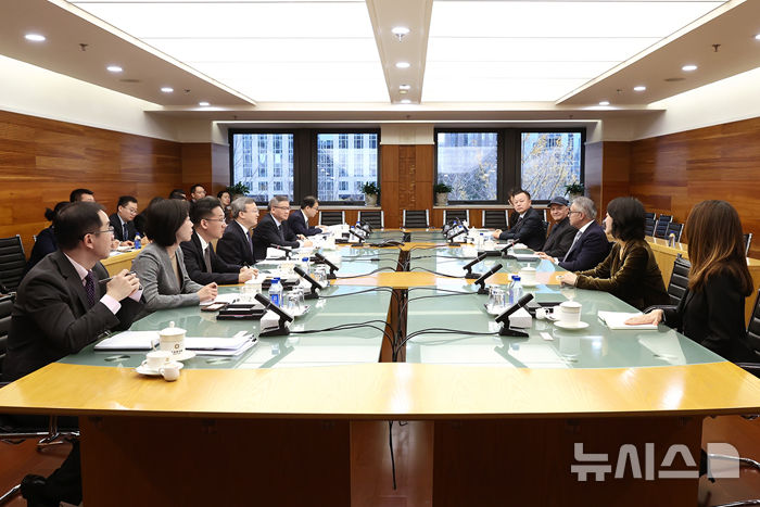 [베이징=뉴시스] 왕서우원 중국 상무부 국제무역담판대표 겸 부부장은 25일 베이징에서 제이 푸리 엔비디아 글로벌 업무운영담당 부사장과 접견했다고 중국 상무부가 밝혔다.(사진=중국 상무부 홈페이지 갈무리) 2024.11.25 photo@newsis.com