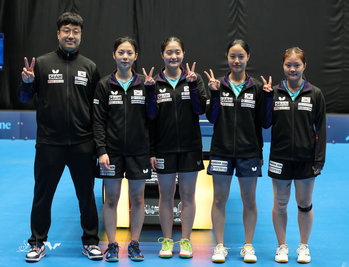 [서울=뉴시스] 2024 국제탁구연맹(ITTF) 세계청소년선수권대회 19세 이하(U-19) 여자단체전에서 우승한 한국. 왼쪽부터 여인호 코치, 박가현,(대한항공) 김태민, 최나현(이상 호수돈여고), 유예린(화성도시공사 유스팀). (사진=대한탁구협회 제공) *재판매 및 DB 금지