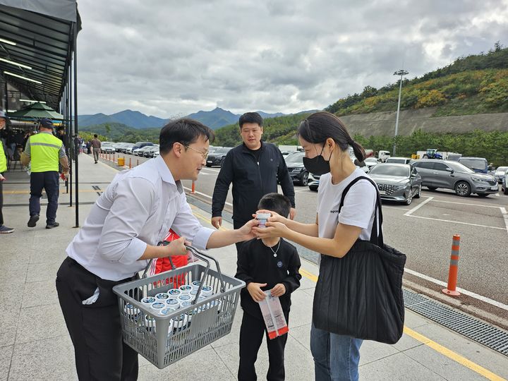 상주영천고속도로 삼국유사군위휴게소에서 졸음운전 예방 홍보 캠페인이 전개되고 있다. (사진=삼국유사군위휴게소 제공) *재판매 및 DB 금지