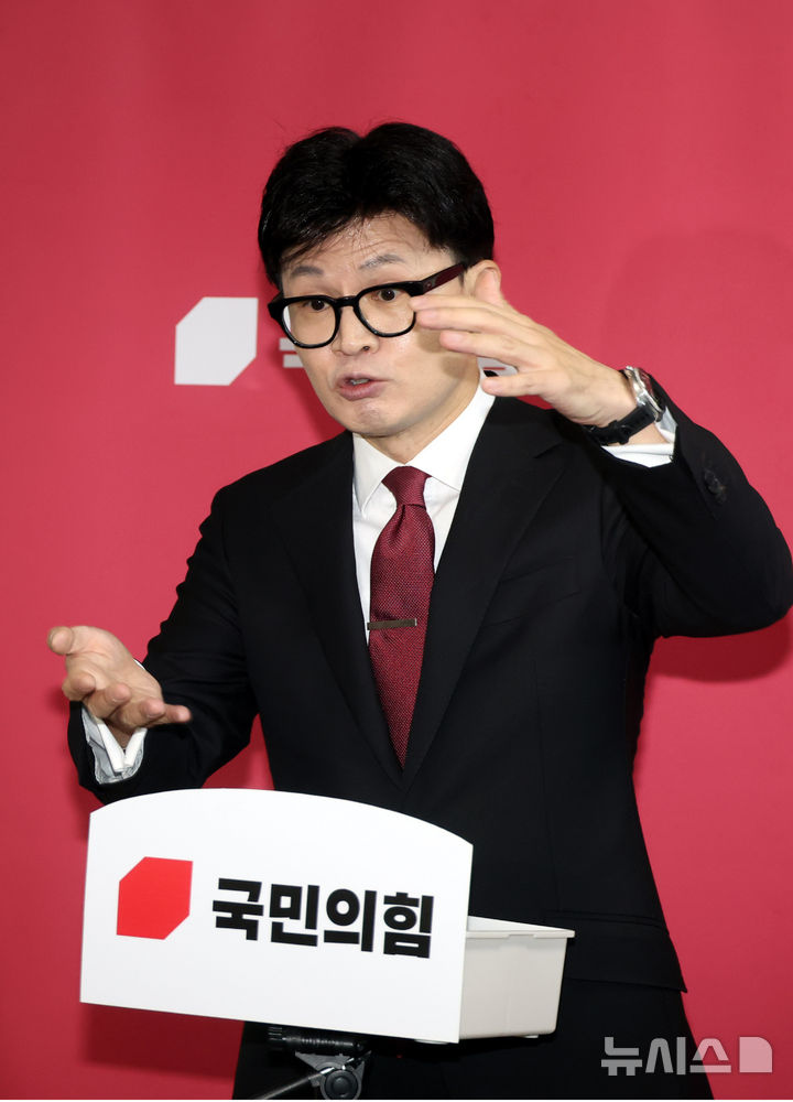 [서울=뉴시스] 조성봉 기자 = 한동훈 국민의힘 대표가 25일 오전 서울 여의도 국회에서 최고위원회의를 마치고 '당 게시판 논란' 관련 취재진의 질문에 답변하고 있다. 2024.11.25. suncho21@newsis.com