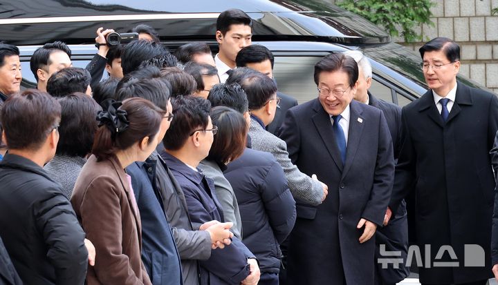 [서울=뉴시스] 사진공동취재단 = 이재명 더불어민주당 대표가 25일 서울 서초구 중앙지방법원에서 열린 위증교사 사건 1심 선고 공판에 출석하며 민주당 의원들과 인사하고 있다. 2024.11.25. photo@newsis.com