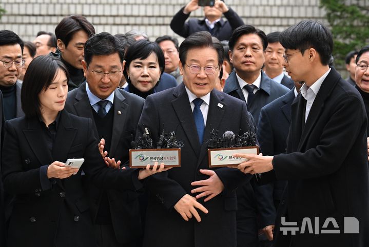 [서울=뉴시스] 사진공동취재단 = 이재명 더불어민주당 대표가 25일 서울 서초구 중앙지방법원에서 열린 위증교사 사건 1심 선고 공판에 출석하고 있다. 2024.11.25. photo@newsis.com