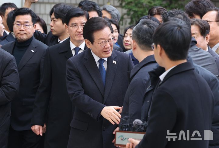 [서울=뉴시스] 사진공동취재단 = 이재명 더불어민주당 대표가 25일 서울 서초구 중앙지방법원에서 열린 위증교사 사건 1심 선고 공판에 출석하며 민주당 의원들과 인사하고 있다. 2024.11.25. photo@newsis.com