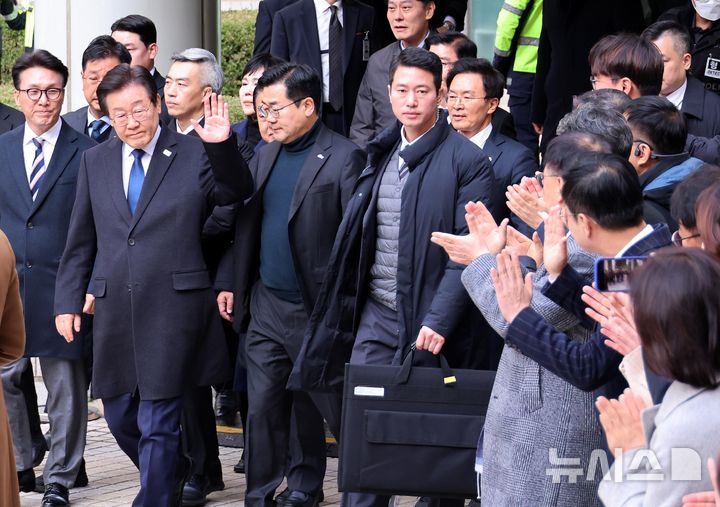 [서울=뉴시스] 사진공동취재단 = 이재명 더불어민주당 대표가 25일 서울 서초구 중앙지방법원에서 위증교사 혐의 재판 1심 선고 무죄 판결을 받은 후 법원을 나서고 있다. 2024.11.25. photo@newsis.com