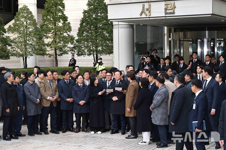 [서울=뉴시스] 사진공동취재단 = 이재명 더불어민주당 대표가 25일 서울 서초구 중앙지방법원에서 위증교사 혐의 재판 1심 선고 무죄 판결을 받은 후 발언하고 있다. 2024.11.25. photo@newsis.com