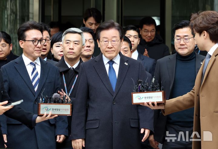 [서울=뉴시스] 사진공동취재단 = 과거 재판에서 고(故) 김병량 전 성남시장 수행비서에게 허위 증언을 교사한 혐의로 기소된 이재명 더불어민주당 대표가 1심에서 무죄를 선고받았다. 사진은 이재명 더불어민주당 대표가 25일 서울 서초구 중앙지방법원에서 위증교사 혐의 재판 1심 선고 무죄 판결을 받은 후 법원을 나서고 있는 모습. 2024.11.25. photo@newsis.com