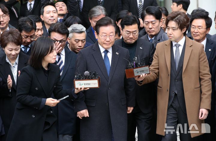 [서울=뉴시스] 사진공동취재단 = 이재명 더불어민주당 대표가 25일 서울 서초구 중앙지방법원에서 위증교사 혐의 재판 1심 선고 무죄 판결을 받은 후 법원을 떠나고 있다. 2024.11.25. photo@newsis.com