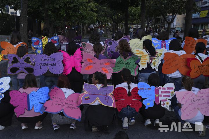 [카라카스=AP/뉴시스] 25일(현지시각) 베네수엘라 카라카스에서 여성에 대한 폭력 중단과 자유를 촉구하는 내용이 적힌 종이 나비 날개를 부착한 여성들이 ‘세계 여성 폭력 추방의 날’ 기념집회를 열고 있다. '세계 여성 폭력 추방의 날'은 여성에 대한 폭력을 근절하고 성평등을 촉진하기 위해 유엔이 1999년 지정한 국제기념일이다. 2024.11.26.