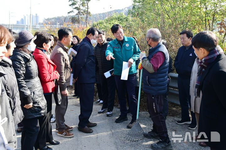 [안산=뉴시스] 이민근 안산시장이 25일 상록구 반월동에서 '시민과 함께, 가치토크'를 진행한 가운데 지역 현안과 관련해 시민과 대화를 하고 있다. (사진=안산시 제공) 2024.11.26. photo@newsis.com