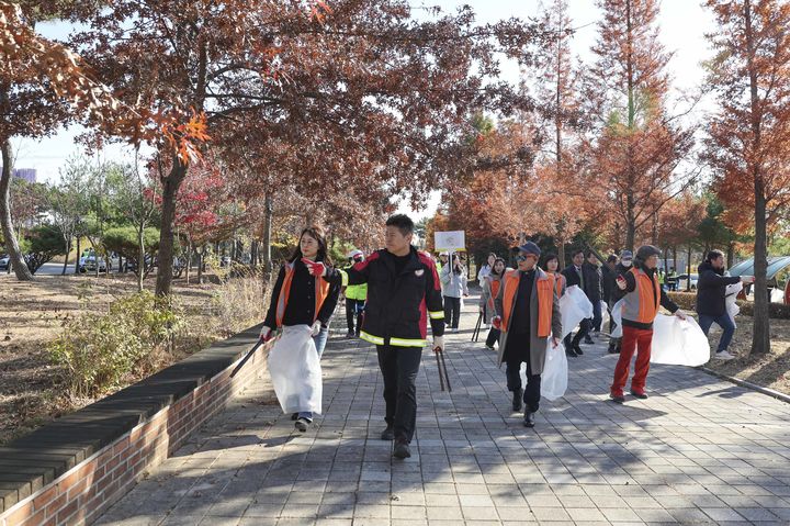 [인천=뉴시스] 인천 중구 영종동 민관합동 대청소 모습. (사진=중구 제공) 2024.11.26. photo@newsis.com *재판매 및 DB 금지