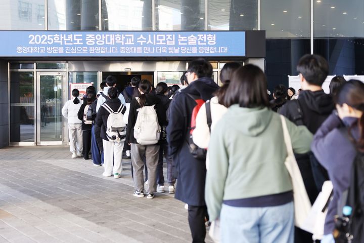 논술고사를 치르기 위해 고사장에 입실 중인 수험생의 모습 (사진=중앙대 제공) *재판매 및 DB 금지