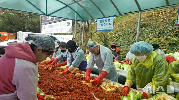 [오산=뉴시스] 오산시 남촌동 '사랑의 김장담그기'. (사진=뉴시스 DB). photo@newsis.com 