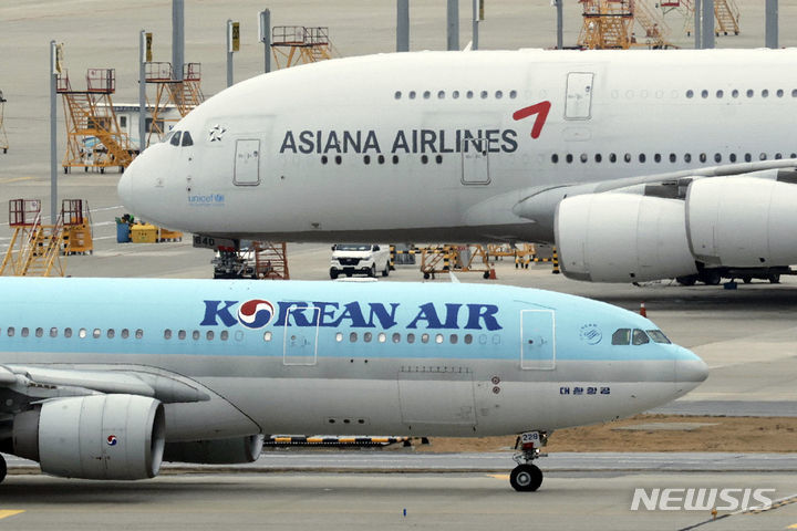 14일 인천국제공항 전망대에서 바라본 공항 계류장 내 대한항공과 아시아나항공 모습. 2024.02.14. photocdj@newsis.com *재판매 및 DB 금지