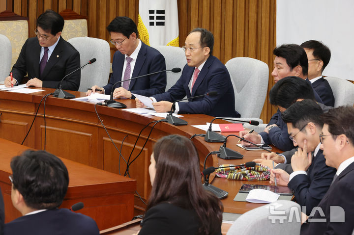 [서울=뉴시스] 조성우 기자 = 추경호(왼쪽 세 번째) 국민의힘 원내대표가 26일 오전 서울 여의도 국회에서 열린 원내대책회의에서 발언하고 있다. 2024.11.26. xconfind@newsis.com