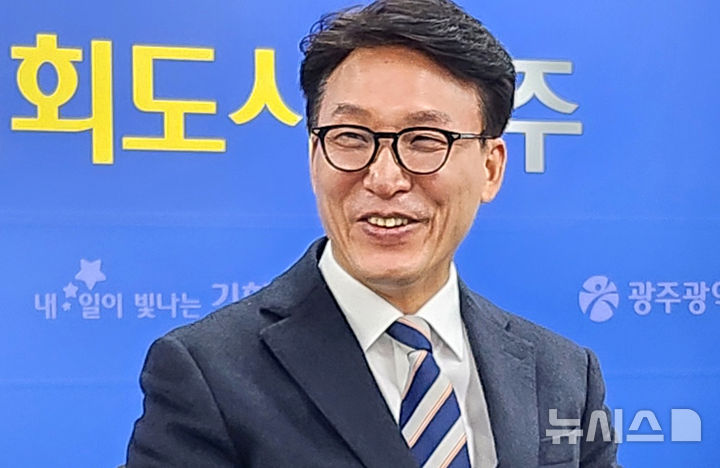 [광주=뉴시스] 류형근 기자 = 김민석 더불어민주당 최고위원이 26일 오전 광주 서구 광주시청 기자실에서 '광주·전남 상생발전TF 구성 계획'에 대해 설명하고 있다. 2024.11.26. hgryu77@newsis.com