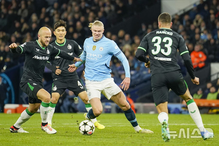 [맨체스터=AP/뉴시스] 2024~2025시즌 유럽축구연맹(UEFA) 챔피언스리그(UCL) 리그 페이즈 5차전 맨체스터 시티와의 원정 경기에 출전한 페예노르트의 황인범. 2024. 11. 26.