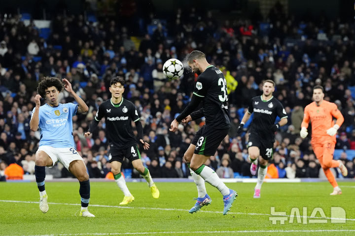 [맨체스터=AP/뉴시스] 2024~2025시즌 유럽축구연맹(UEFA) 챔피언스리그(UCL) 리그 페이즈 5차전 맨체스터 시티와의 원정 경기에 출전한 페예노르트의 황인범과 동점골을 기록한 다비드 한츠코. 2024. 11. 26.