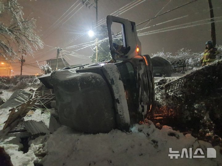 [하남=뉴시스] 27일 오전 경기 하남시 상산곡동 한 도로를 달리던 25t 트럭이 눈길에 미끄러져 하천 아래로 떨어지는 사고가 발생했다. (사진=경기도소방재난본부 제공) 2024.11.27. photo@newsis.com *재판매 및 DB 금지