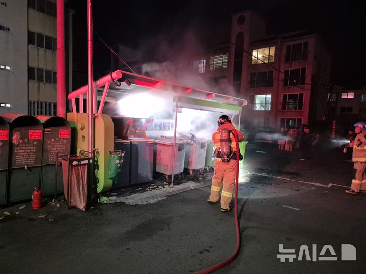 [제주=뉴시스] 26일 오후 10시6분께 제주시 연동 클린하우스에서 화재가 발생해 소방당국이 진화에 나서고 있다. (사진=제주소방안전본부 제공) 2024.11.26. photo@newsis.com