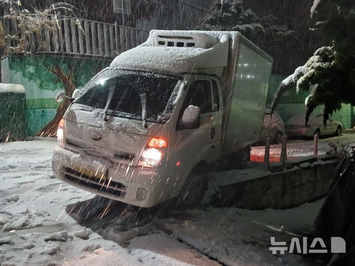 [인천=뉴시스] 27일 오전 인천 계양구 계산동에서 눈길에 차량이 미끄러졌다. (사진=인천소방본부 제공) 2024.11.27. photo@newsis.com