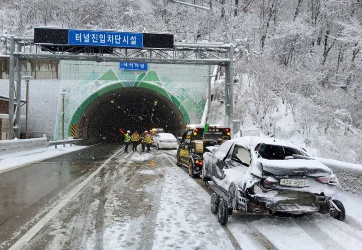 [홍천=뉴시스] 27일 소방당국은 이날 오전 6시 44분경 강원 홍천군 서석면 서울양양고속도로 서울방향 서석터널입구에서 4중 추돌사고가 발생했다고 밝혔다. 강원특별자치도 소방본부 제공. *재판매 및 DB 금지