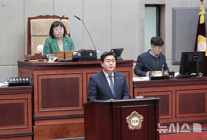 [시흥=뉴시스] 임병택 시흥시장이 제323회 시흥시 의회 제2차 정례회의에 참석해 내년도 시정 운영 방향을 설명하고 있다. (사진=시흥시 제공). 2024.11.27. photo@newsis.com