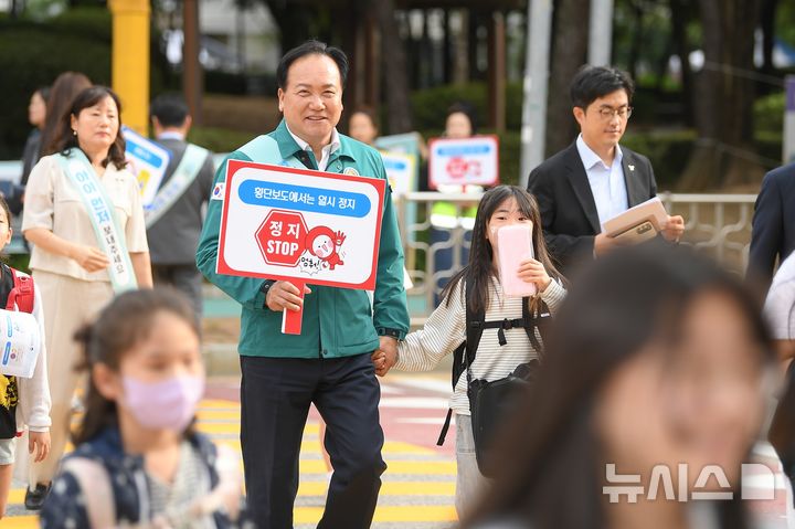 [오산=뉴시스] 이권재 오산시장이 '아이 먼저' 어린이 교통안전 캠페인에 동참하고 있는 모습 (사진 = 오산시 제공) 2024.11.27. photo@newsis.com 