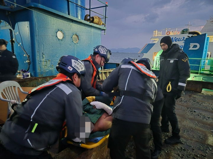 [완도=뉴시스] 강풍특보 발효로 발 묶인 섬 지역 주민 긴급 이송하는 완도해경. (사진=완도해경 제공) 2024.11.27. photo@newsis.com *재판매 및 DB 금지