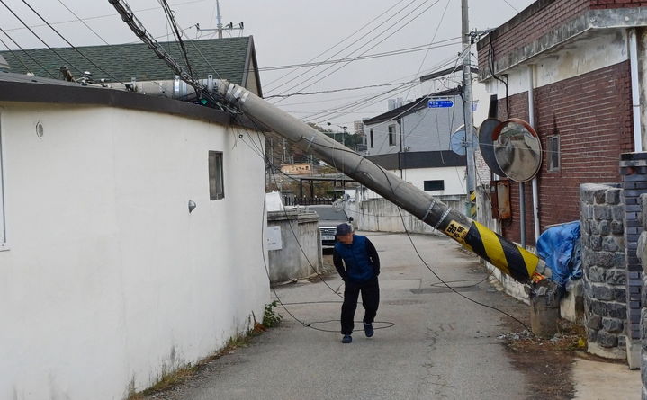 [익산=뉴시스] 김얼 기자 = 전북지역에 강풍이 불어온 27일 전북 익산시 신용동 주택가에 설치된 전신주가 강풍으로 인해 부러져 있다. (사진= 전북특별자치도소방본부 제공) 2024.11.27. pmkeul@newsis.com *재판매 및 DB 금지