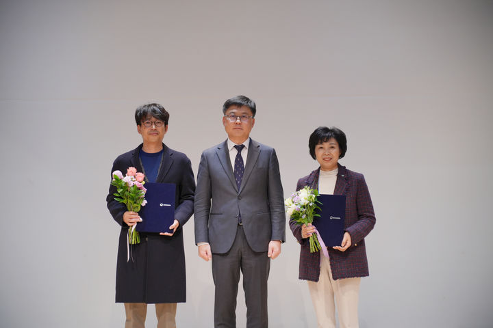 27일 서울 서초구 국립중앙도서관에서 열린 '2024년 하반기 디지털 관광 주민증 협의회'에서 마련된 '디지털 관광 주민증 우수 운영 지자체' 시상식. 충북 단양군 관광과 김학민 팀장, 문체부 김정훈 관광정책국장, 충북 제천시 최부금 문화복지국장 (왼쪽부터) *재판매 및 DB 금지