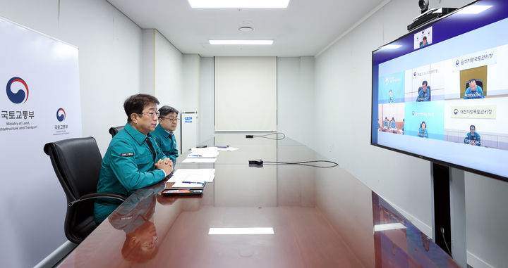 [서울=뉴시스] 박상우 국토교통부 장관은 27일 오후 수도권 대설경보 발령에 따러 도로·철도·항공교통분야 제설 대응현황 등을 점검하고 있다. 2024.11.27. (사진=국토교통부 제공) photo@newsis.com *재판매 및 DB 금지