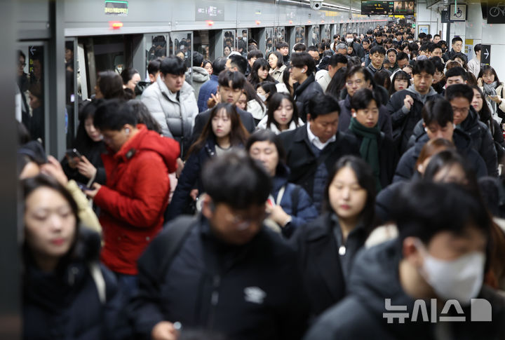 [서울=뉴시스] 황준선 기자 = 서울에 대설특보가 발효된 27일 오전 서울 종로구 지하철 5호선 광화문역이 시민들로 붐비고 있다. 2024.11.27. hwang@newsis.com