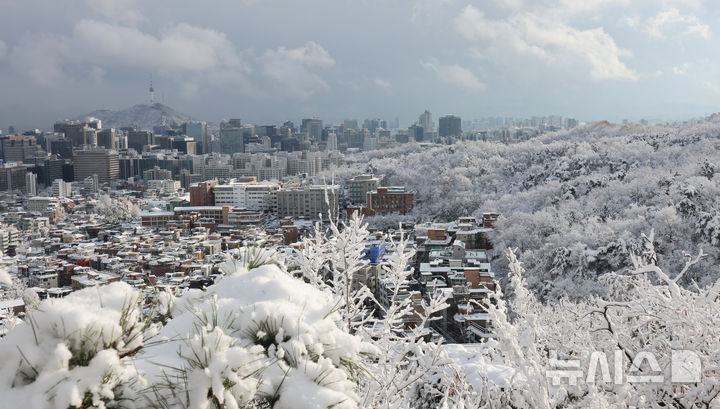 [서울=뉴시스] 김금보 기자 = 서울에 역대 11월 중 가장 많은 적설량이 기록된 27일 오후 서울 종로구 인왕산에서 바라본 서울 시내가 눈에 뒤덮여있다. 2024.11.27. kgb@newsis.com