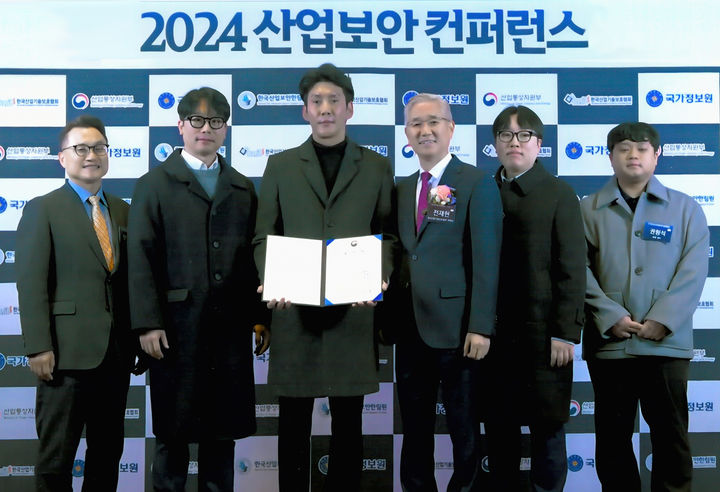 [서울=뉴시스] ‘2024 산업보안 컨퍼런스’에서 산업통상자원부장관 표창을 수상한 후 이상규 휴젤 준법지원사업부장(왼쪽에서 세 번째)이 전재현 한국산업기술보호협회 상임부회장(오른쪽에서 세 번째)과 기념사진을 촬영했다.(사진=휴젤 제공) 2024.11.28. photo@newsis.com *재판매 및 DB 금지