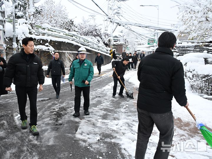 [서울=뉴시스]오세훈 시장이 28일 오전 종로구 부암동 일대를 방문해 제설 현장을 점검하고 있다. (사진=서울시 제공). 2024.11.28. photo@newsis.com 